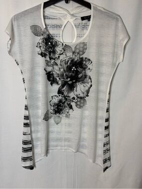B.L.E.U. Women's LARGE White Floral Beaded Tunic Blouse Short Sleeve Shirt NEW